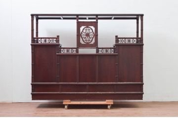 和製ビンテージ　紫檀(シタン)材　優雅な花鳥図の彫刻と上品な透かし彫りが目を引く飾り棚(茶棚、違い棚、収納棚、戸棚、ヴィンテージ)(定価約140万円)(R-077844)