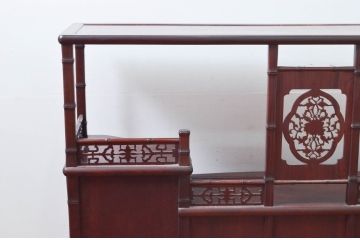 和製ビンテージ　紫檀(シタン)材　優雅な花鳥図の彫刻と上品な透かし彫りが目を引く飾り棚(茶棚、違い棚、収納棚、戸棚、ヴィンテージ)(定価約140万円)(R-077844)