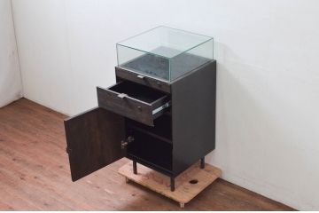 中古　美品　特注品　アンティーク調　収納付きのシンプルなショーケース(ガラスケース、Gケース、コレクションケース、ディスプレイケース、展示台、展示ケース、ジュエリーケース、飾り台、陳列台、サイドキャビネット、店舗什器)(R-077845)