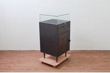 中古　美品　特注品　アンティーク調　収納付きのシンプルなショーケース(ガラスケース、Gケース、コレクションケース、ディスプレイケース、展示台、展示ケース、ジュエリーケース、飾り台、陳列台、サイドキャビネット、店舗什器)(R-077845)