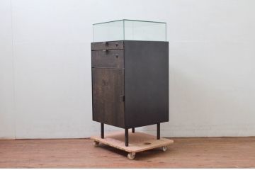 中古　美品　特注品　アンティーク調　収納付きのシンプルなショーケース(ガラスケース、Gケース、コレクションケース、ディスプレイケース、展示台、展示ケース、ジュエリーケース、飾り台、陳列台、サイドキャビネット、店舗什器)(R-077845)