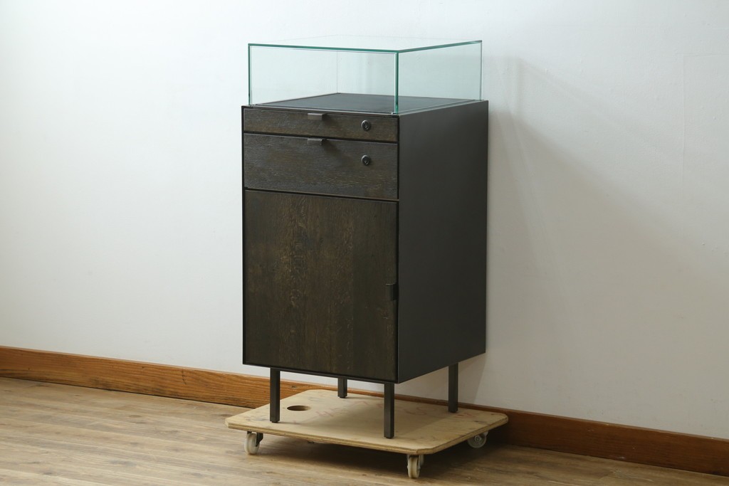 中古　美品　特注品　アンティーク調　収納付きのシンプルなショーケース　(R-077845)