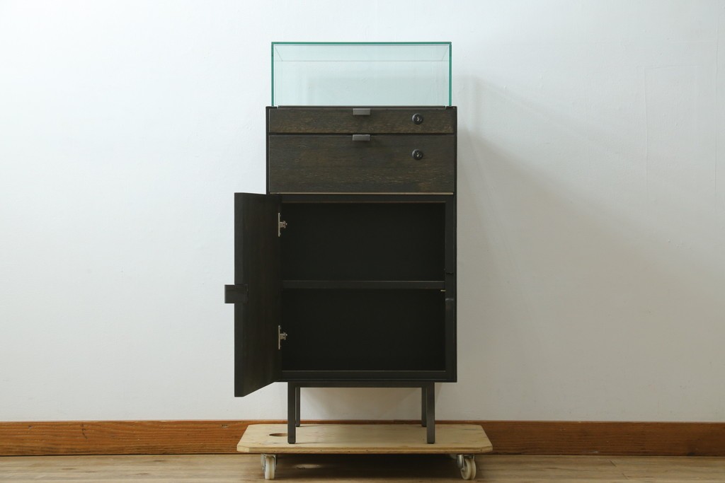 中古　美品　特注品　アンティーク調　収納付きのシンプルなショーケース　(R-077845)