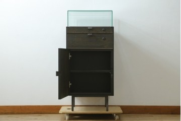 中古　美品　特注品　アンティーク調　収納付きのシンプルなショーケース　(R-077845)