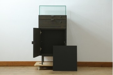 中古　美品　特注品　アンティーク調　収納付きのシンプルなショーケース　(R-077845)