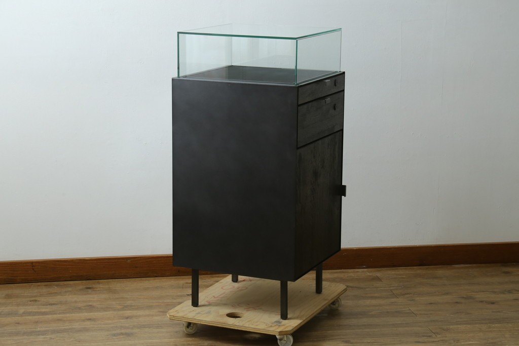 中古　美品　特注品　アンティーク調　収納付きのシンプルなショーケース　(R-077845)