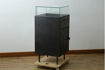 中古　美品　特注品　アンティーク調　収納付きのシンプルなショーケース　(R-077845)