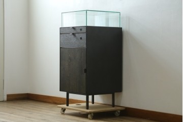 中古　美品　特注品　アンティーク調　収納付きのシンプルなショーケース　(R-077845)