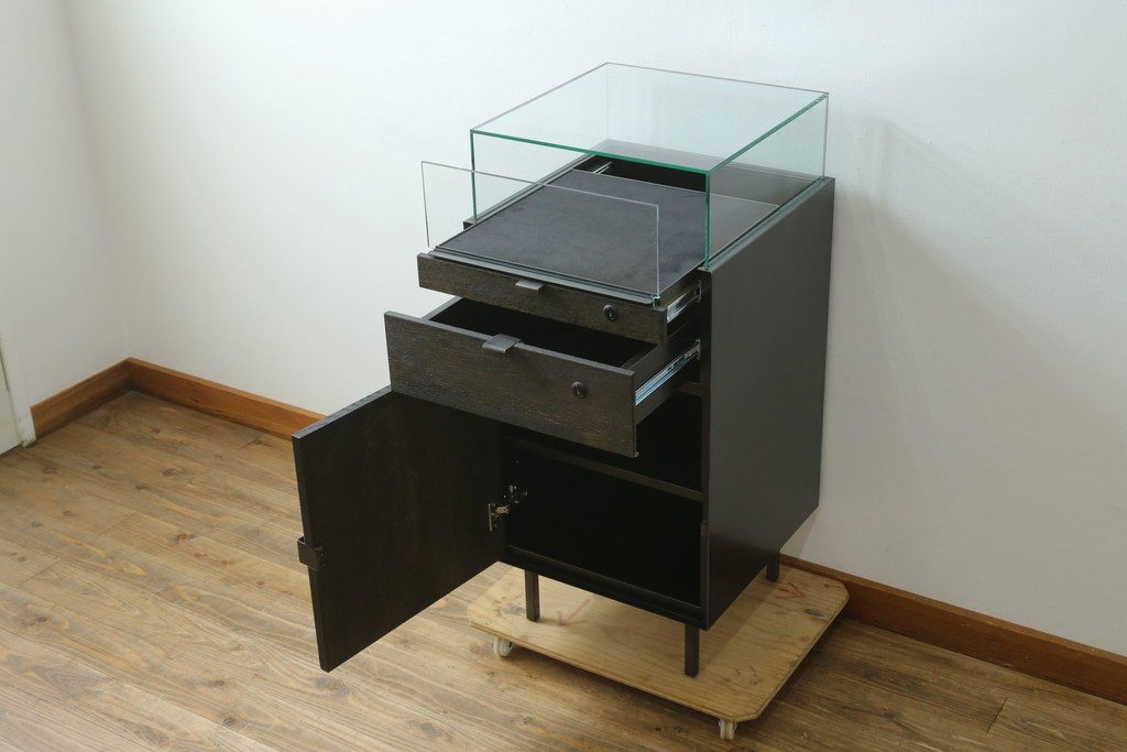 中古　美品　特注品　アンティーク調　収納付きのシンプルなショーケース　(R-077845)