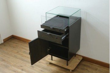 中古　美品　特注品　アンティーク調　収納付きのシンプルなショーケース　(R-077845)