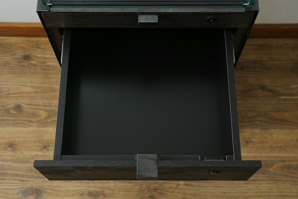 中古　美品　特注品　アンティーク調　収納付きのシンプルなショーケース　(R-077845)