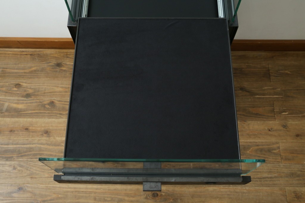 中古　美品　特注品　アンティーク調　収納付きのシンプルなショーケース　(R-077845)