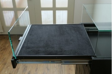 中古　美品　特注品　アンティーク調　収納付きのシンプルなショーケース　(R-077845)