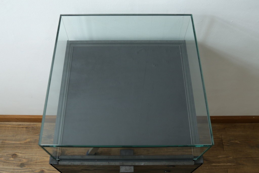中古　美品　特注品　アンティーク調　収納付きのシンプルなショーケース　(R-077845)