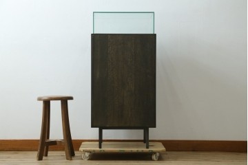 中古　美品　特注品　アンティーク調　収納付きのシンプルなショーケース　(R-077845)