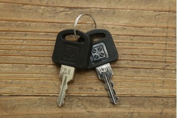 中古　美品　特注品　アンティーク調　収納付きのシンプルなショーケース　(R-077845)
