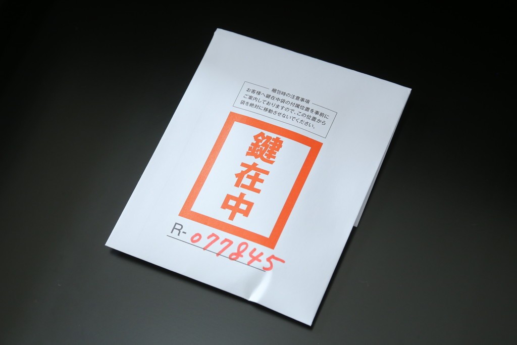 中古　美品　特注品　アンティーク調　収納付きのシンプルなショーケース　(R-077845)
