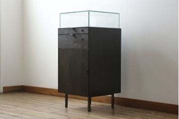 中古　美品　特注品　アンティーク調　収納付きのシンプルなショーケース(ガラスケース、Gケース、コレクションケース、ディスプレイケース、展示台、展示ケース、ジュエリーケース、飾り台、陳列台、サイドキャビネット、店舗什器)(R-077846)