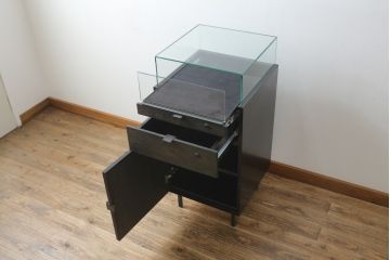 中古　美品　特注品　アンティーク調　収納付きのシンプルなショーケース(ガラスケース、Gケース、コレクションケース、ディスプレイケース、展示台、展示ケース、ジュエリーケース、飾り台、陳列台、サイドキャビネット、店舗什器)(R-077846)