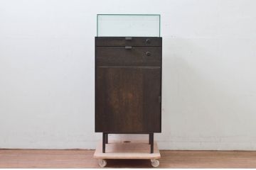 中古　美品　特注品　アンティーク調　収納付きのシンプルなショーケース(ガラスケース、Gケース、コレクションケース、ディスプレイケース、展示台、展示ケース、ジュエリーケース、飾り台、陳列台、サイドキャビネット、店舗什器)(R-077847)