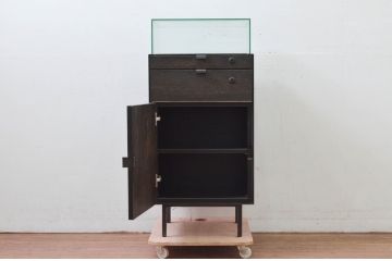 中古　美品　特注品　アンティーク調　収納付きのシンプルなショーケース(ガラスケース、Gケース、コレクションケース、ディスプレイケース、展示台、展示ケース、ジュエリーケース、飾り台、陳列台、サイドキャビネット、店舗什器)(R-077847)