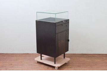 中古　美品　特注品　アンティーク調　収納付きのシンプルなショーケース(ガラスケース、Gケース、コレクションケース、ディスプレイケース、展示台、展示ケース、ジュエリーケース、飾り台、陳列台、サイドキャビネット、店舗什器)(R-077847)