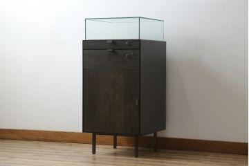 中古　美品　特注品　アンティーク調　収納付きのシンプルなショーケース(ガラスケース、Gケース、コレクションケース、ディスプレイケース、展示台、展示ケース、ジュエリーケース、飾り台、陳列台、サイドキャビネット、店舗什器)(R-077848)