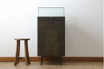 中古　美品　特注品　アンティーク調　収納付きのシンプルなショーケース(ガラスケース、Gケース、コレクションケース、ディスプレイケース、展示台、展示ケース、ジュエリーケース、飾り台、陳列台、サイドキャビネット、店舗什器)(R-077848)