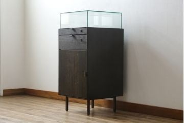 中古　美品　特注品　アンティーク調　収納付きのシンプルなショーケース(ガラスケース、Gケース、コレクションケース、ディスプレイケース、展示台、展示ケース、ジュエリーケース、飾り台、陳列台、サイドキャビネット、店舗什器)(R-077848)