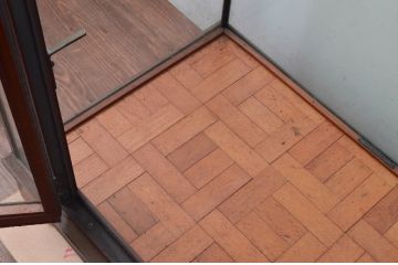 イギリスアンティーク　Pollards(E. Pollard&Co. Ltd)　マホガニー材　オーク材　シンプルなデザインの縦型ガラスケース(ショーケース、Gケース、陳列棚、飾り棚、コレクションケース、キャビネット、店舗什器、ディスプレイケース、英国)(R-077855)