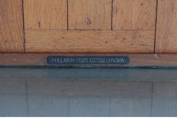 イギリスアンティーク　Pollards(E. Pollard&Co. Ltd)　マホガニー材　オーク材　シンプルなデザインの縦型ガラスケース(ショーケース、Gケース、陳列棚、飾り棚、コレクションケース、キャビネット、店舗什器、ディスプレイケース、英国)(R-077855)