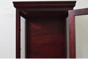 中古　美品　九州　日向民芸家具　美しい木肌と落ち着いた色合いが上品な印象与える縦型三面ガラスキャビネット(ショーケース、ガラスケース、Gケース、陳列棚、飾り棚、コレクションケース、店舗什器)(R-077856)