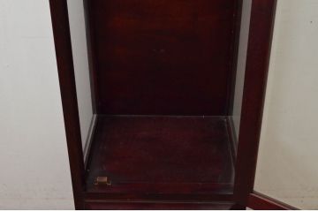 中古　美品　九州　日向民芸家具　美しい木肌と落ち着いた色合いが上品な印象与える縦型三面ガラスキャビネット(ショーケース、ガラスケース、Gケース、陳列棚、飾り棚、コレクションケース、店舗什器)(R-077856)