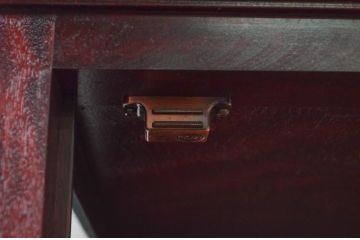中古　美品　九州　日向民芸家具　美しい木肌と落ち着いた色合いが上品な印象与える縦型三面ガラスキャビネット(ショーケース、ガラスケース、Gケース、陳列棚、飾り棚、コレクションケース、店舗什器)(R-077856)
