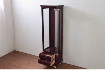 中古　美品　九州　日向民芸家具　美しい木肌と落ち着いた色合いが上品な印象与える縦型三面ガラスキャビネット(ショーケース、ガラスケース、Gケース、陳列棚、飾り棚、コレクションケース、店舗什器)(R-077856)