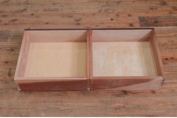 中古　美品　九州　日向民芸家具　美しい木肌と落ち着いた色合いが上品な印象与える縦型三面ガラスキャビネット(ショーケース、ガラスケース、Gケース、陳列棚、飾り棚、コレクションケース、店舗什器)(R-077856)