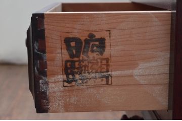 中古　美品　九州　日向民芸家具　美しい木肌と落ち着いた色合いが上品な印象与える縦型三面ガラスキャビネット(ショーケース、ガラスケース、Gケース、陳列棚、飾り棚、コレクションケース、店舗什器)(R-077856)