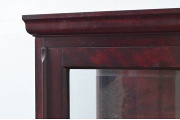 中古　美品　九州　日向民芸家具　美しい木肌と落ち着いた色合いが上品な印象与える縦型三面ガラスキャビネット(ショーケース、ガラスケース、Gケース、陳列棚、飾り棚、コレクションケース、店舗什器)(R-077856)