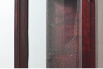 中古　美品　九州　日向民芸家具　美しい木肌と落ち着いた色合いが上品な印象与える縦型三面ガラスキャビネット(ショーケース、ガラスケース、Gケース、陳列棚、飾り棚、コレクションケース、店舗什器)(R-077856)