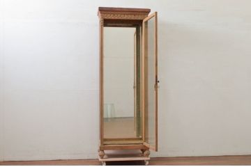 フランスアンティーク　オーク材　三面ガラス　控え目な彫刻が上品さを醸し出す縦型キャビネット(ショーケース、ガラスケース、キュリオケース、飾り棚、ディスプレイ棚、店舗什器)(R-077857)