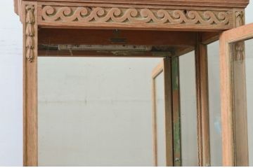 フランスアンティーク　オーク材　三面ガラス　控え目な彫刻が上品さを醸し出す縦型キャビネット(ショーケース、ガラスケース、キュリオケース、飾り棚、ディスプレイ棚、店舗什器)(R-077857)