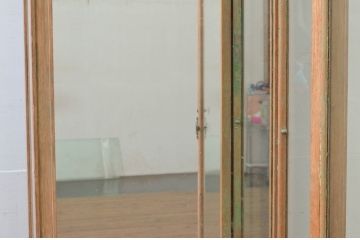 フランスアンティーク　オーク材　三面ガラス　控え目な彫刻が上品さを醸し出す縦型キャビネット(ショーケース、ガラスケース、キュリオケース、飾り棚、ディスプレイ棚、店舗什器)(R-077857)