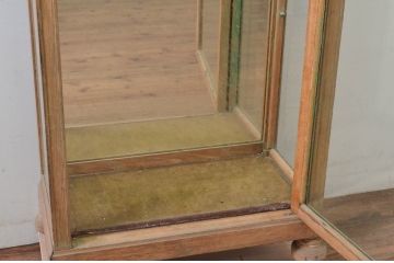 フランスアンティーク　オーク材　三面ガラス　控え目な彫刻が上品さを醸し出す縦型キャビネット(ショーケース、ガラスケース、キュリオケース、飾り棚、ディスプレイ棚、店舗什器)(R-077857)