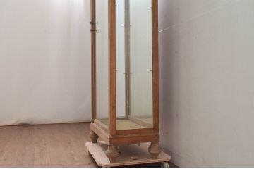 フランスアンティーク　オーク材　三面ガラス　控え目な彫刻が上品さを醸し出す縦型キャビネット(ショーケース、ガラスケース、キュリオケース、飾り棚、ディスプレイ棚、店舗什器)(R-077857)