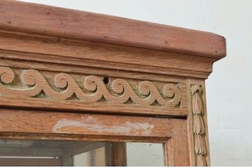 フランスアンティーク　オーク材　三面ガラス　控え目な彫刻が上品さを醸し出す縦型キャビネット(ショーケース、ガラスケース、キュリオケース、飾り棚、ディスプレイ棚、店舗什器)(R-077857)