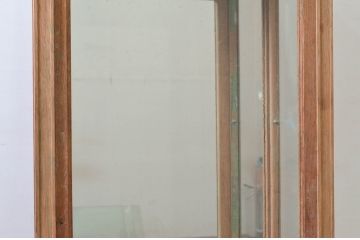 フランスアンティーク　オーク材　三面ガラス　控え目な彫刻が上品さを醸し出す縦型キャビネット(ショーケース、ガラスケース、キュリオケース、飾り棚、ディスプレイ棚、店舗什器)(R-077857)