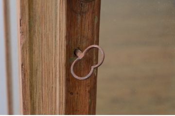 フランスアンティーク　オーク材　三面ガラス　控え目な彫刻が上品さを醸し出す縦型キャビネット(ショーケース、ガラスケース、キュリオケース、飾り棚、ディスプレイ棚、店舗什器)(R-077857)