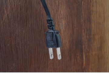 フランスアンティーク　オーク材　三面ガラス　控え目な彫刻が上品さを醸し出す縦型キャビネット(ショーケース、ガラスケース、キュリオケース、飾り棚、ディスプレイ棚、店舗什器)(R-077857)