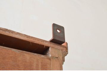 フランスアンティーク　オーク材　三面ガラス　控え目な彫刻が上品さを醸し出す縦型キャビネット(ショーケース、ガラスケース、キュリオケース、飾り棚、ディスプレイ棚、店舗什器)(R-077857)
