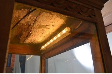 フランスアンティーク　オーク材　三面ガラス　控え目な彫刻が上品さを醸し出す縦型キャビネット(ショーケース、ガラスケース、キュリオケース、飾り棚、ディスプレイ棚、店舗什器)(R-077857)